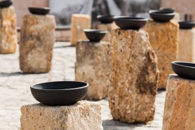 Yağmur suyu hasadı. Yükleme bir plaka üzerinde bir taş yağmur suyu toplar