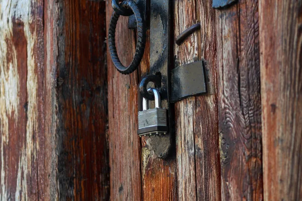 Stängt gamla rostiga låset på en trädörr — Stockfoto