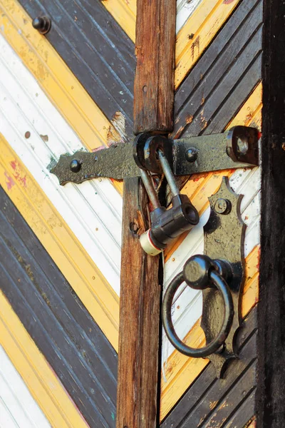 Stängt gamla rostiga låset på en trädörr — Stockfoto