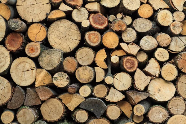 Yığılmış günlükleri doku, doğal arka plan. Kesit ahşap arka plan için yakacak odun yığını