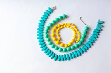 Beyaz arka planda renkli boncuklar boncuklu kolye