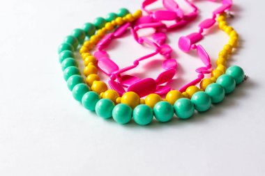 Beyaz arka planda renkli boncuklar boncuklu kolye