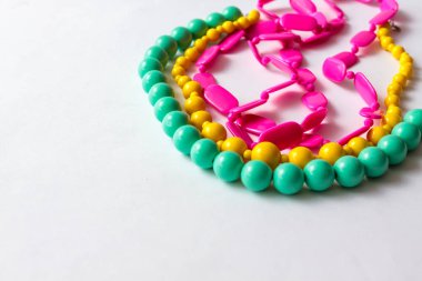 Beyaz arka planda renkli boncuklar boncuklu kolye