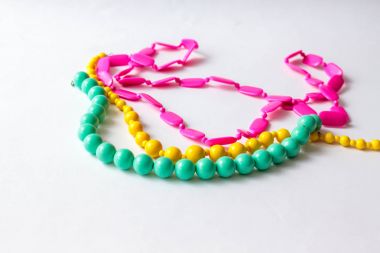 Beyaz arka planda renkli boncuklar boncuklu kolye