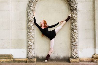 Bale dansçısı. Siyah pratik bale kıstır pozisyon büyük duvar, kopya alanı yakınındaki güzel zarif ballerine