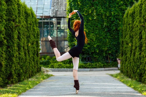 Dansende ballerina in de zomertuin. — Stockfoto