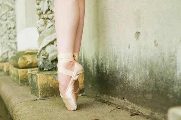 Piernas de bailarina en zapatillas de ballet, primer plano al aire libre —  Fotos de Stock