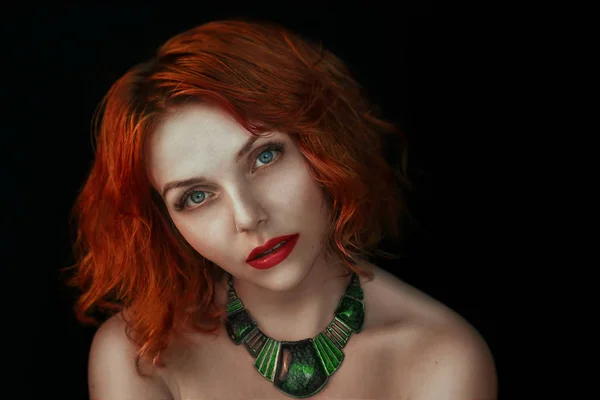 Portret van een mooie roodharige vrouw met sieraden kralen kettingen — Stockfoto