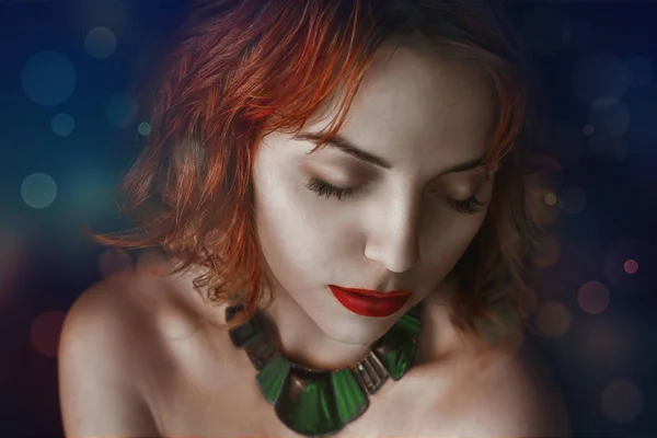 Портрет красивой рыжеволосой женщины с ожерельями из бисером — стоковое фото