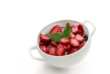 taze çilek ile yulaf ezmesi, nane yaprakları ve meyveleri.