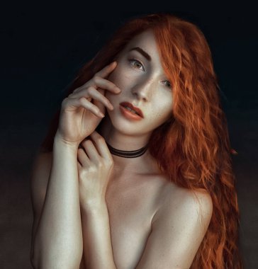 Güzellik Portresi. Güzel model kız parlak kırmızı kıvırcık saçlı uzun.