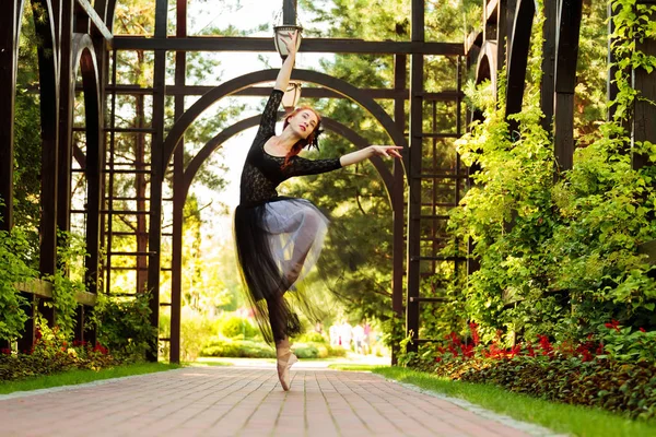Bailarina nas ruas. Bailarina fora de portas, jovem bailarina moderna posando . — Fotografia de Stock