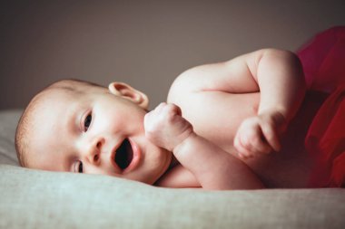 Portre gülüyor çok yüksek sesle şirin küçük 1-2 ay eski bebek balerin etek yastık üzerinde