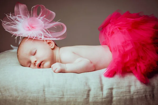 Сплячий портрет дуже милої маленької дівчинки — стокове фото