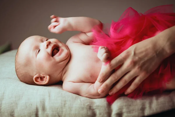 Retrato um risos muito em voz alta bonito pequeno 1-2 mês de idade bebê no travesseiro na saia bailarina — Fotografia de Stock