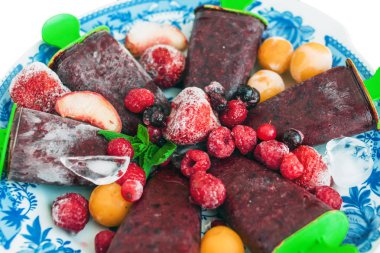 Ev yapımı organik yaz meyve dondurma taze meyve ile plaka üzerinde