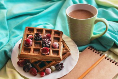 Ev yapımı gözleme Berry ile. Resepsiyon Masa konsept dizüstü bilgisayar sıcak fincan kahve sakin ol