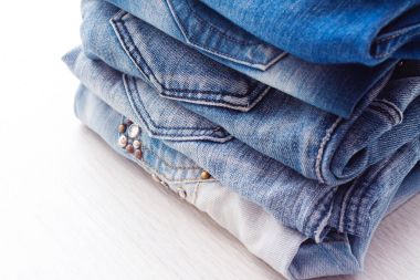Mavi jeans beyaz arka planda, closeup yığını