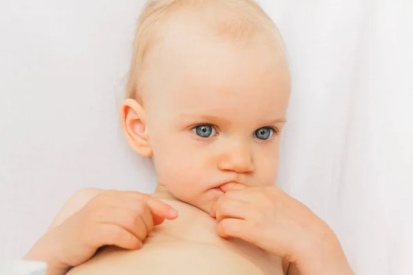 Портрет немовляти. Дитяче шоу на зубах ізольовано на білому тлі — стокове фото