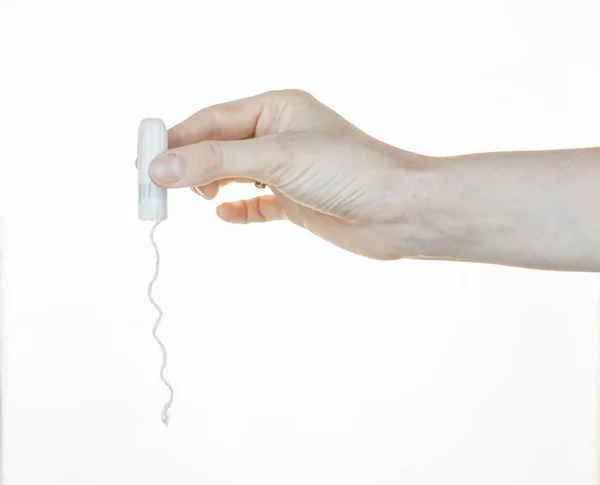Main de femme tenant un tampon en coton propre. Conception et protection d'hygiène médicale — Photo