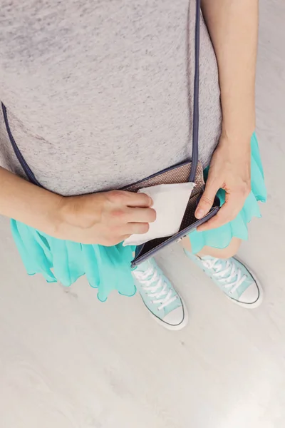 Junge, stylische Frau steckt Hygienepolster in Handtasche. Blick von oben — Stockfoto