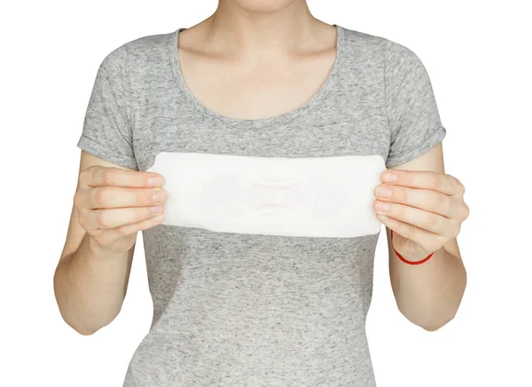 Gros plan de la jeune femme tenant un coussin hygiénique sur fond blanc — Photo