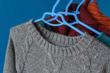 Askı asılı sıcak yün kazak