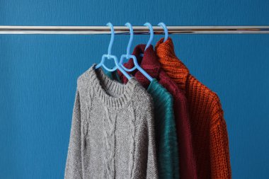 Askı asılı sıcak yün kazak