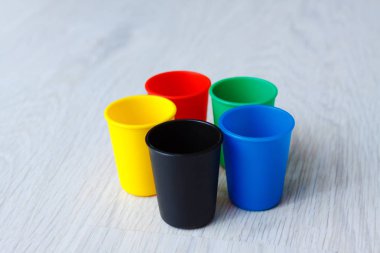 Ahşap beyaz arka plan üzerinde renkli plastik kapaklar