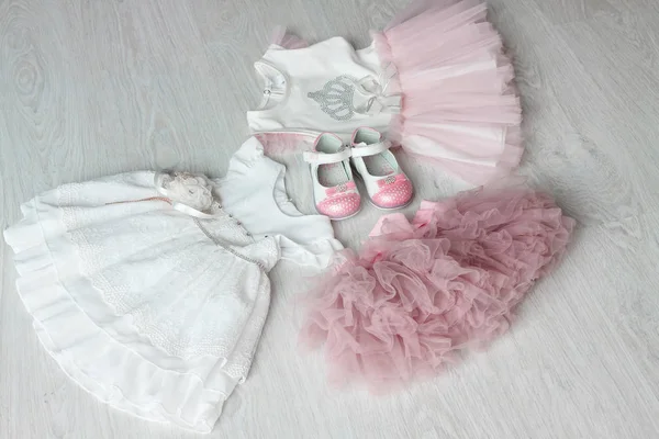Bebek kız giysileri üzerinde ahşap arka plan belirleme