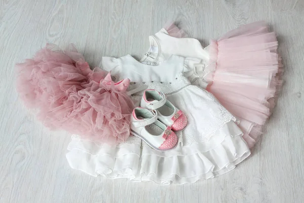 Bebek kız giysileri üzerinde ahşap arka plan belirleme