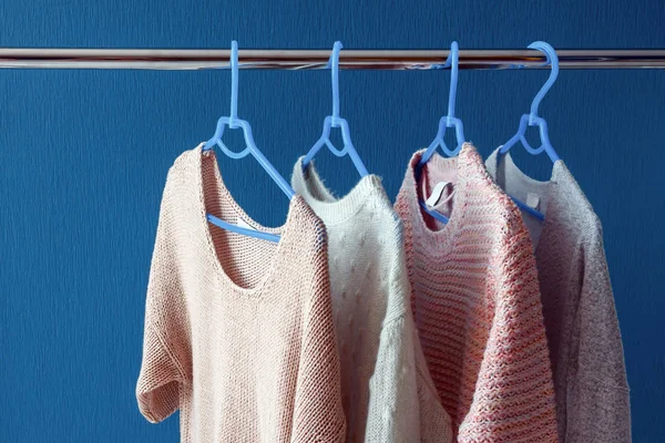 옷걸이에 걸려 따뜻한 모직 스웨터 — 스톡 사진