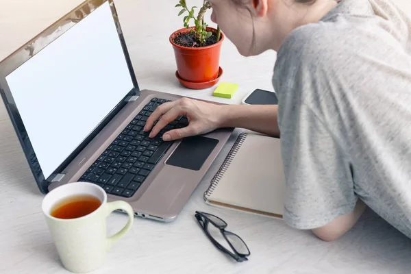 Flicka fungerar på bärbara dator att skriva text eller använda Internet. ? omfort hem concept — Stockfoto