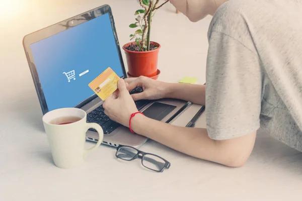 Flicka med kreditkort och att skriva på laptop, shop online hem concept — Stockfoto
