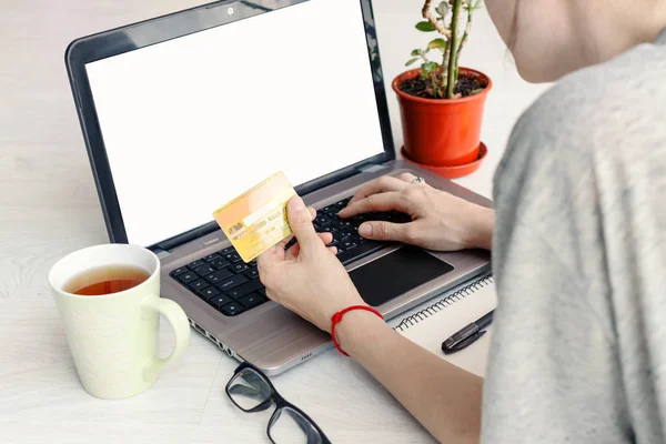 Flicka med kreditkort och att skriva på laptop, shop online hem concept — Stockfoto