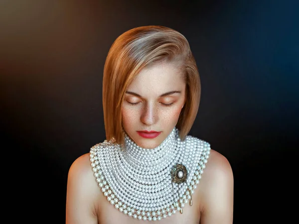 Портрет красивая женщина с прической и большим жемчужным ожерельем вокруг шеи . — стоковое фото