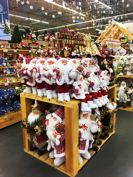 Stände mit vielen weihnachtlichen Spielzeugen Weihnachtsmann oder Wichtel — Stockfoto