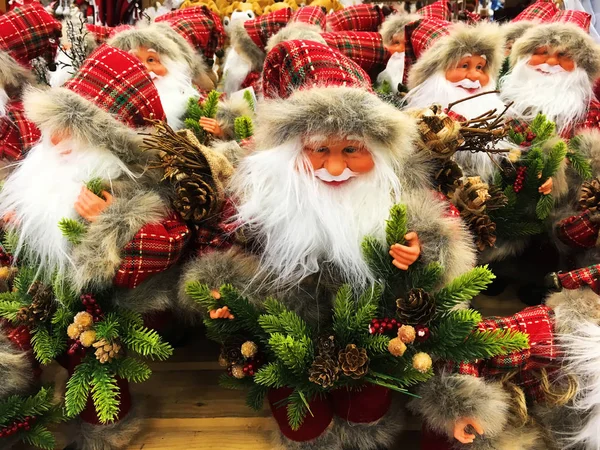 Stände mit vielen weihnachtlichen Spielzeugen Weihnachtsmann oder Wichtel — Stockfoto