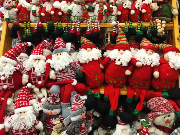 Стоит с большим количеством рождественских игрушек Санта или эльфов — стоковое фото