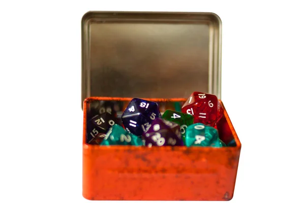 Mucho Dices para juegos de mesa en caja naranja, aislar en blanco —  Fotos de Stock