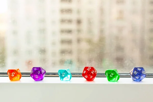 Verschiedene Würfel für Brettspiele, am Fenster — Stockfoto