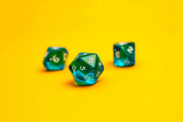 Dices para juegos de mesa dnd y rpg. Fondo de color — Foto de Stock