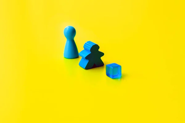 Brettspielfigur, Meeple und Würfel auf farbigem Hintergrund — Stockfoto