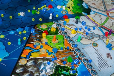 Masa oyunu kavramı-çok masa oyunu alan rakamlar, meeple, zar ve para