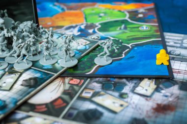 Masa oyunu kavramı-çok masa oyunu alan, meeple rakamlar zombi rakamlar uzak çalıştırın.