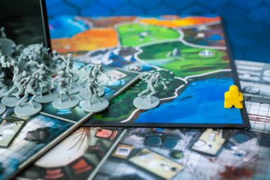 Masa oyunu kavramı-çok masa oyunu alan, meeple rakamlar zombi rakamlar uzak çalıştırın.