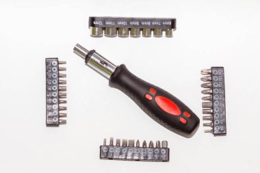 tornavida baş ve tornavida beyaz arka plan üzerinde birçok türü