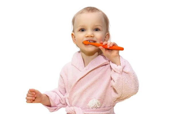 Двухлетняя девочка чистит зубы на белом фоне — стоковое фото