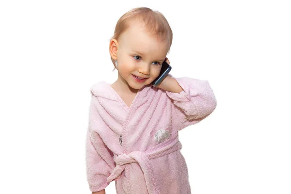 Двухлетняя девочка с помощью смартфона на белом фоне — стоковое фото