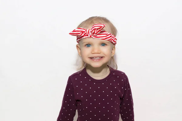 Portré boldog aranyos kis lány fejpánt pakolások elszigetelt fehér — Stock Fotó
